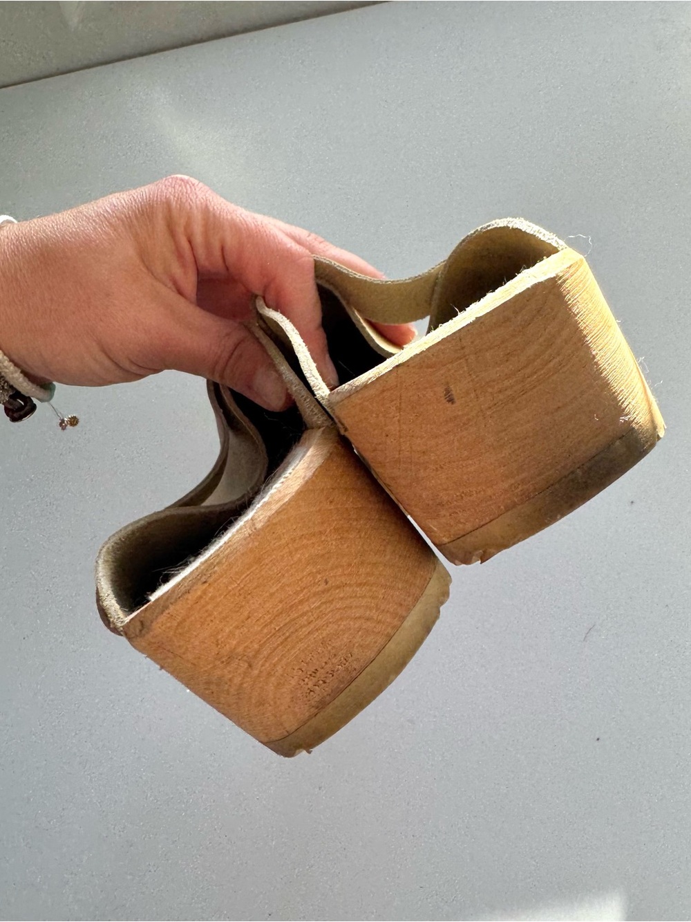 Traditional Heel Gold Leather Sz 38 7-7.5 Swedish Clogs Wooden Heel Mules Casual - Picture 7 of 8